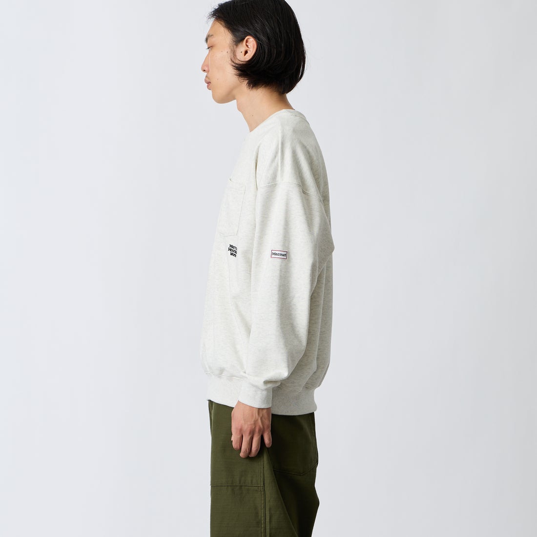 Marmot [マーモット] 別注 ワンポイントロゴ刺繍 ポケットスウェット [MTFW26USW331IN-JF] ASH GRAY &&モデル身長：175cm 着用サイズ：M&&