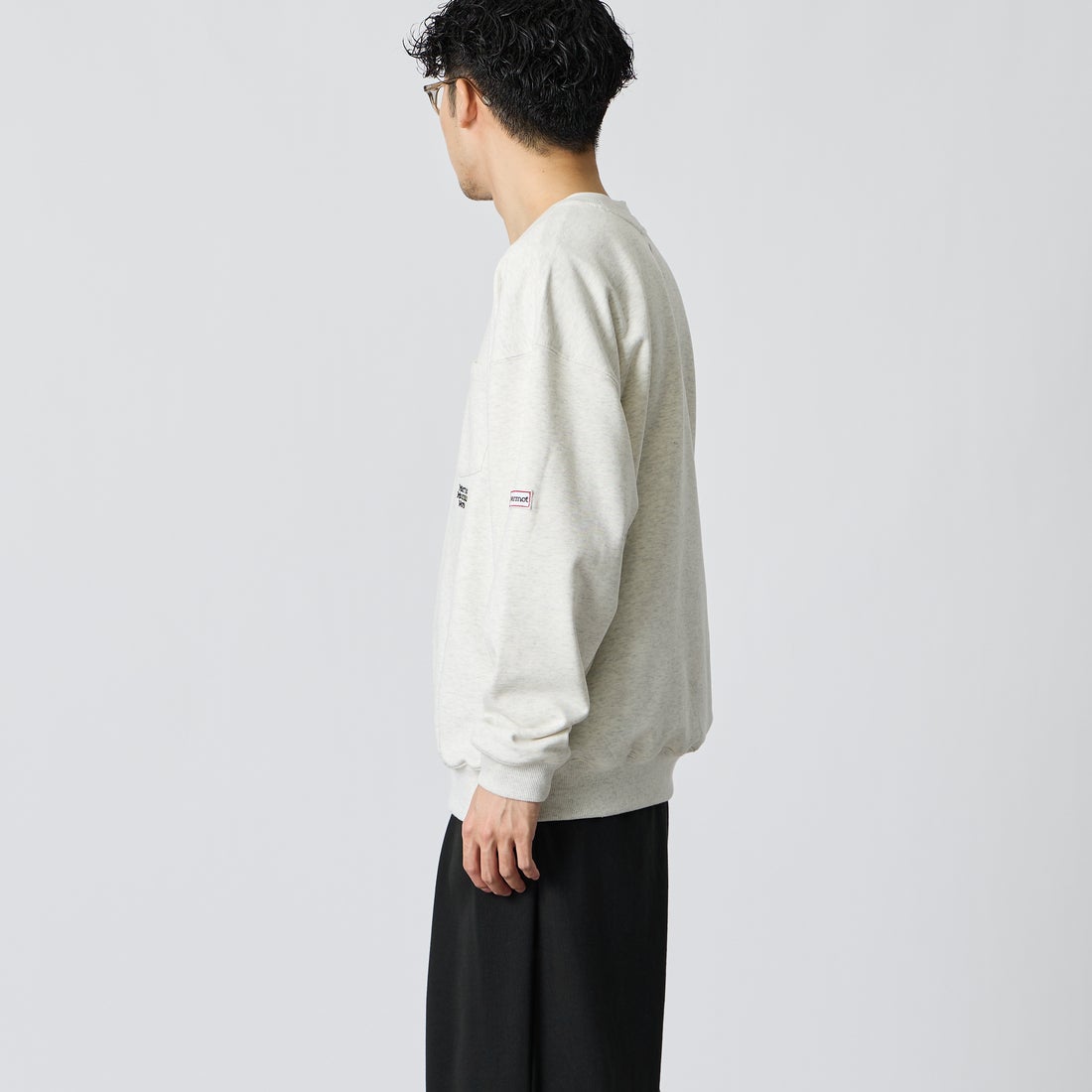 Marmot [マーモット] 別注 ワンポイントロゴ刺繍 ポケットスウェット [MTFW26USW331IN-JF] ASH GRAY &&モデル身長：168cm 着用サイズ：L&&