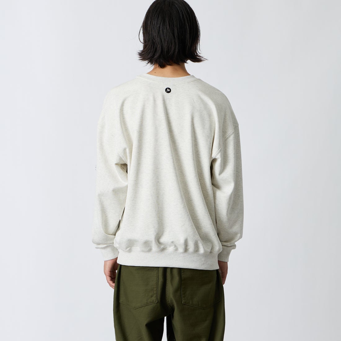 Marmot [マーモット] 別注 ワンポイントロゴ刺繍 ポケットスウェット [MTFW26USW331IN-JF] ASH GRAY &&モデル身長：175cm 着用サイズ：M&&