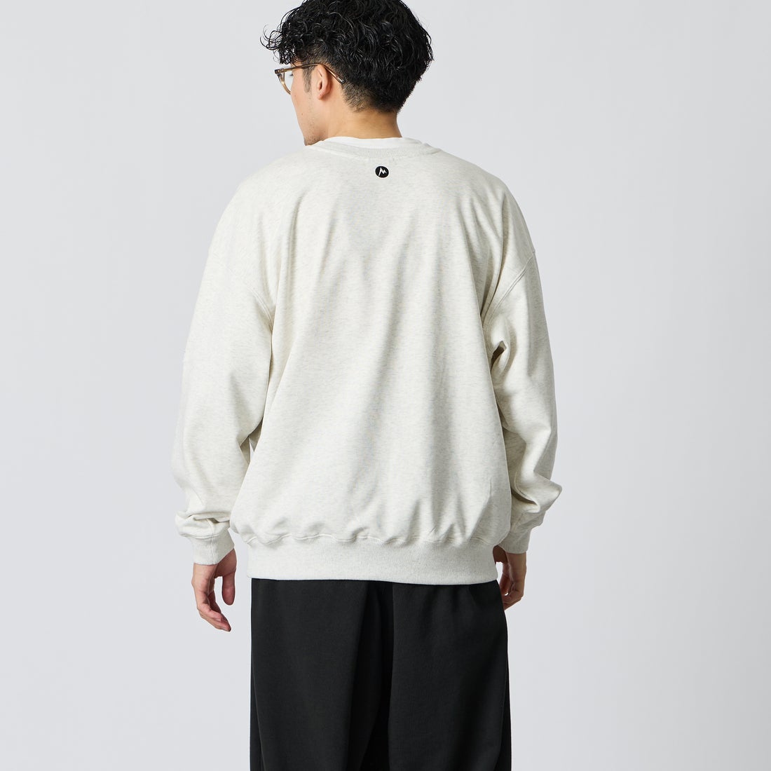 Marmot [マーモット] 別注 ワンポイントロゴ刺繍 ポケットスウェット [MTFW26USW331IN-JF] ASH GRAY &&モデル身長：168cm 着用サイズ：L&&