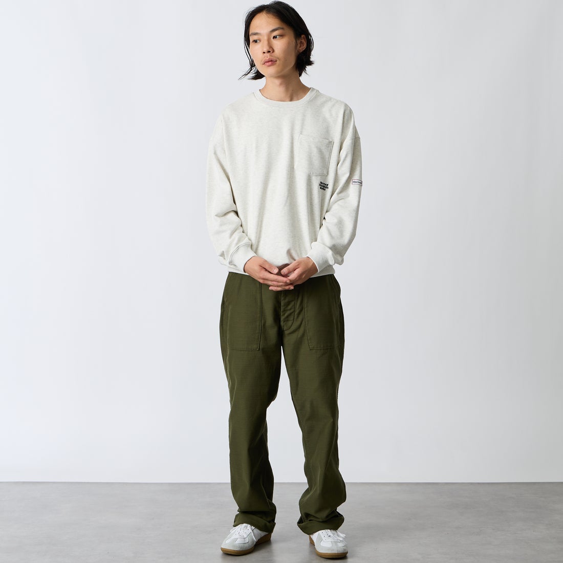 Marmot [マーモット] 別注 ワンポイントロゴ刺繍 ポケットスウェット [MTFW26USW331IN-JF] ASH GRAY &&モデル身長：175cm 着用サイズ：M&&