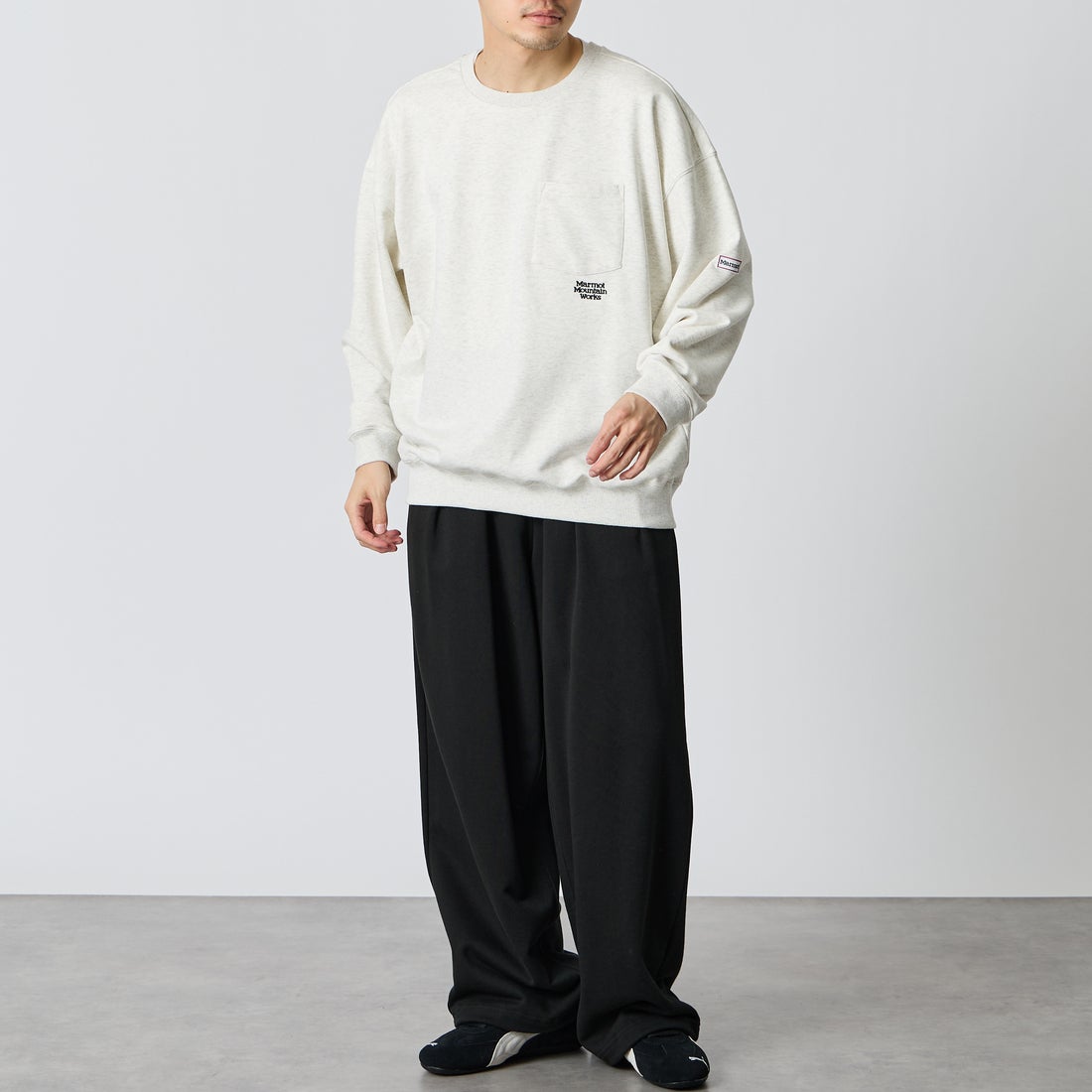 Marmot [マーモット] 別注 ワンポイントロゴ刺繍 ポケットスウェット [MTFW26USW331IN-JF] ASH GRAY &&モデル身長：168cm 着用サイズ：L&&