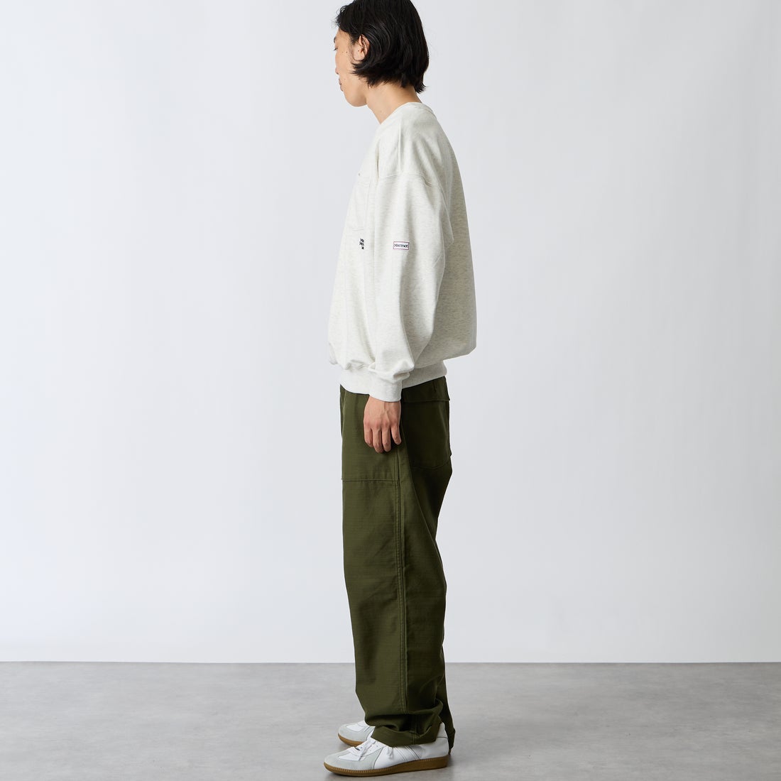 Marmot [マーモット] 別注 ワンポイントロゴ刺繍 ポケットスウェット [MTFW26USW331IN-JF] ASH GRAY &&モデル身長：175cm 着用サイズ：M&&