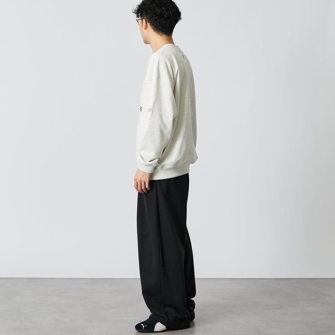Marmot [マーモット] 別注 ワンポイントロゴ刺繍 ポケットスウェット [MTFW26USW331IN-JF] ASH GRAY &&モデル身長：168cm 着用サイズ：L&&