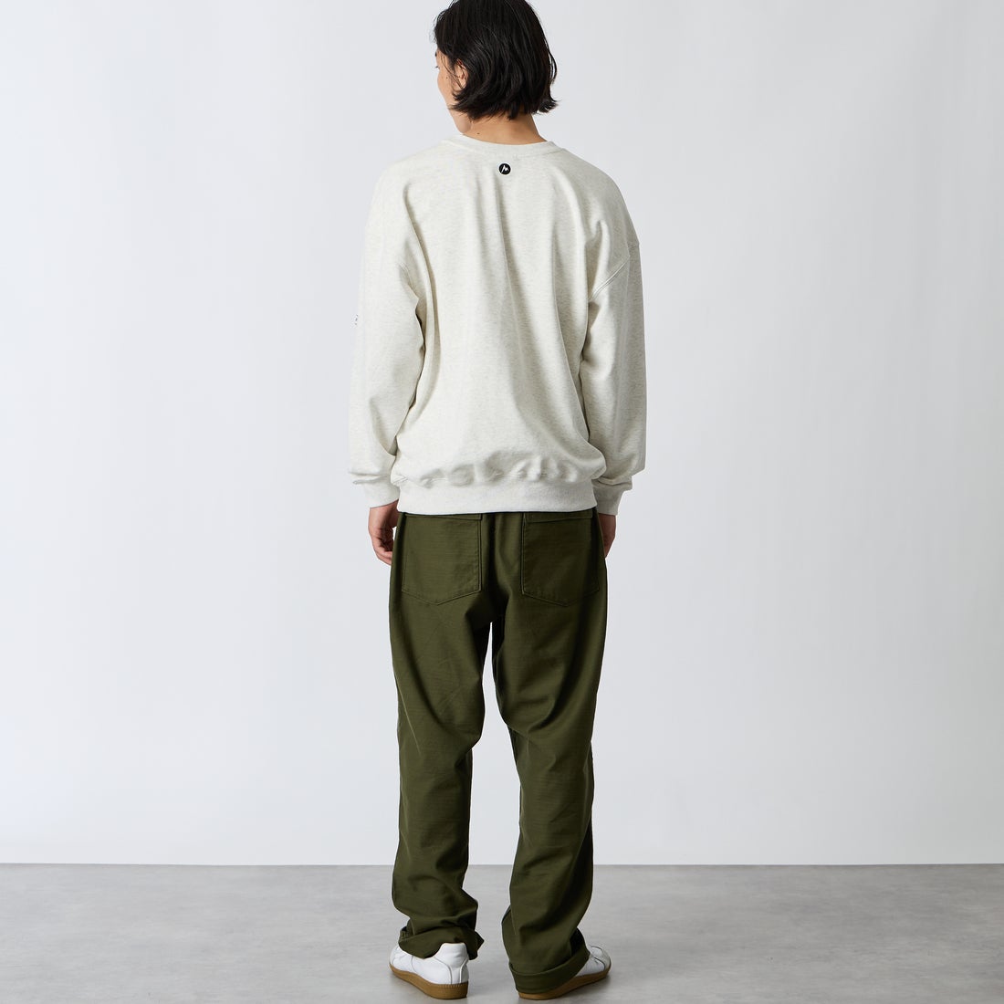 Marmot [マーモット] 別注 ワンポイントロゴ刺繍 ポケットスウェット [MTFW26USW331IN-JF] ASH GRAY &&モデル身長：175cm 着用サイズ：M&&