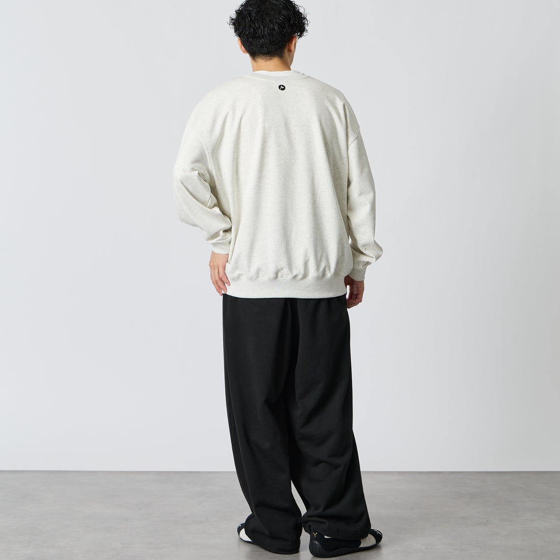 Marmot [マーモット] 別注 ワンポイントロゴ刺繍 ポケットスウェット [MTFW26USW331IN-JF] ASH GRAY &&モデル身長：168cm 着用サイズ：L&&
