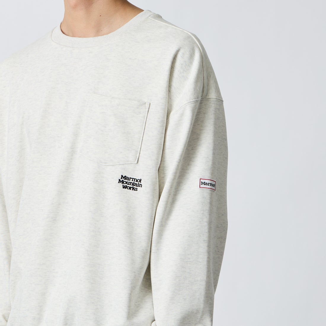Marmot [マーモット] 別注 ワンポイントロゴ刺繍 ポケットスウェット [MTFW26USW331IN-JF] ASH GRAY &&モデル身長：175cm 着用サイズ：M&&