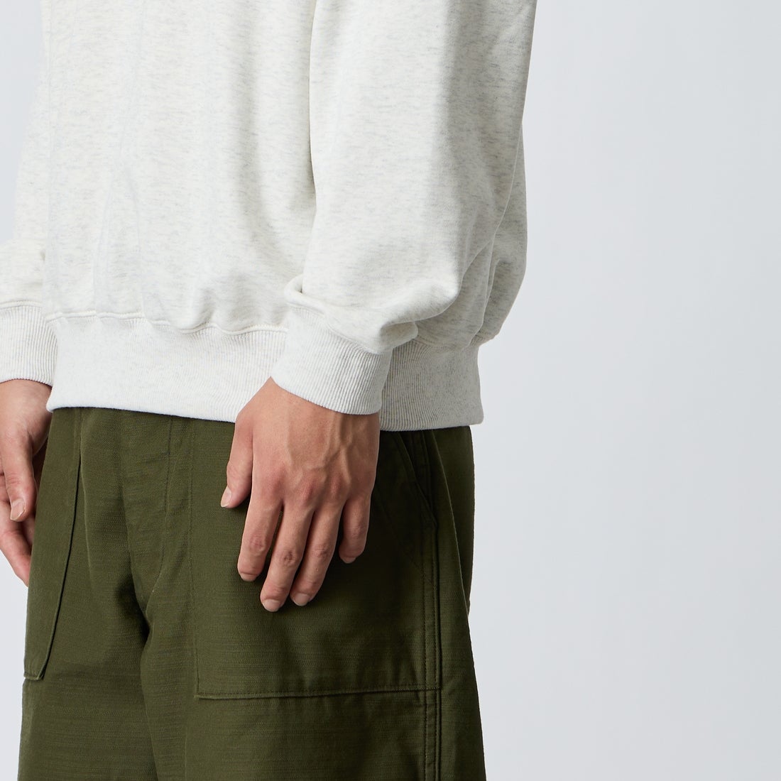 Marmot [マーモット] 別注 ワンポイントロゴ刺繍 ポケットスウェット [MTFW26USW331IN-JF] ASH GRAY &&モデル身長：175cm 着用サイズ：M&&
