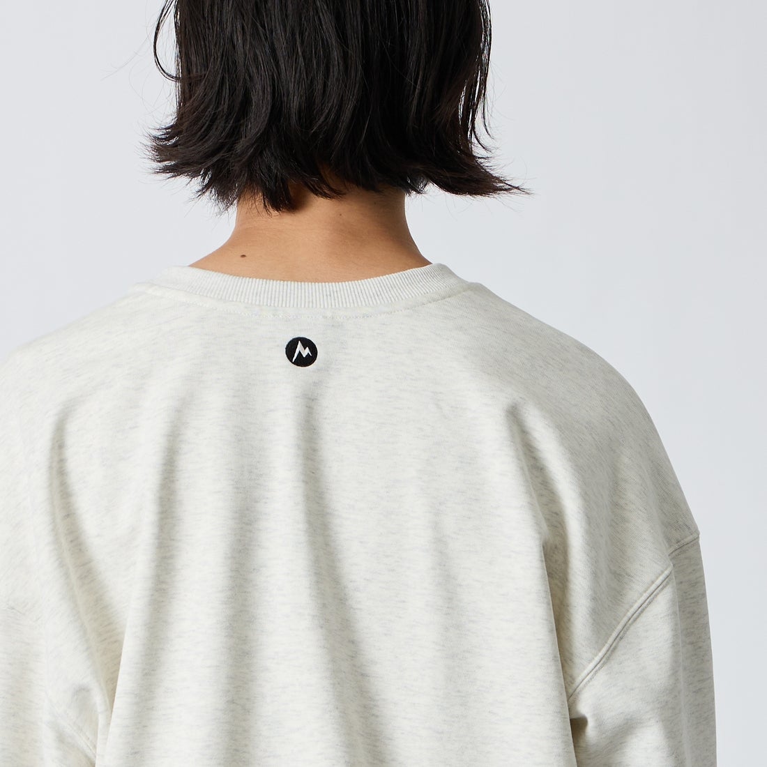Marmot [マーモット] 別注 ワンポイントロゴ刺繍 ポケットスウェット [MTFW26USW331IN-JF] ASH GRAY &&モデル身長：175cm 着用サイズ：M&&