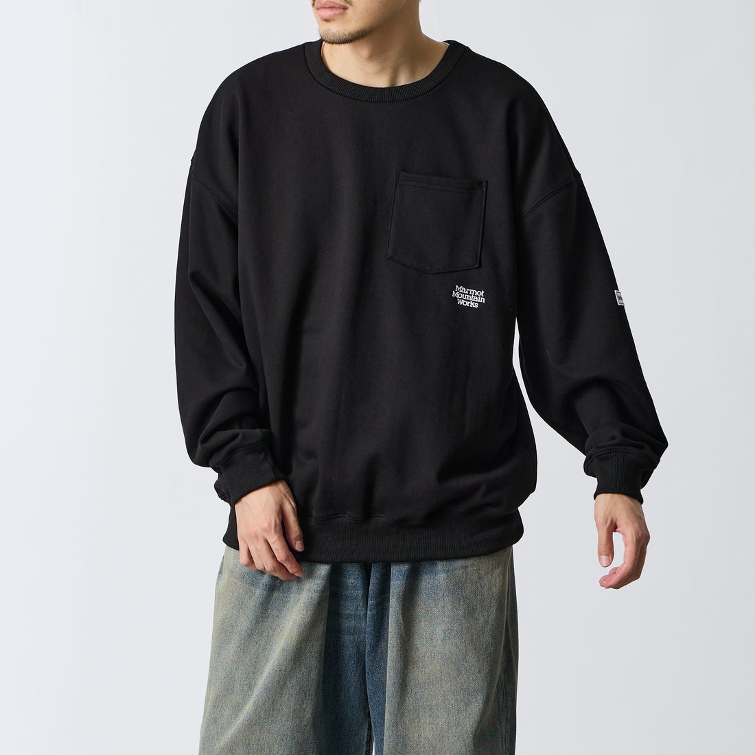Marmot [マーモット] 別注 ワンポイントロゴ刺繍 ポケットスウェット [MTFW26USW331IN-JF] BLACK &&モデル身長：168cm 着用サイズ：L&&