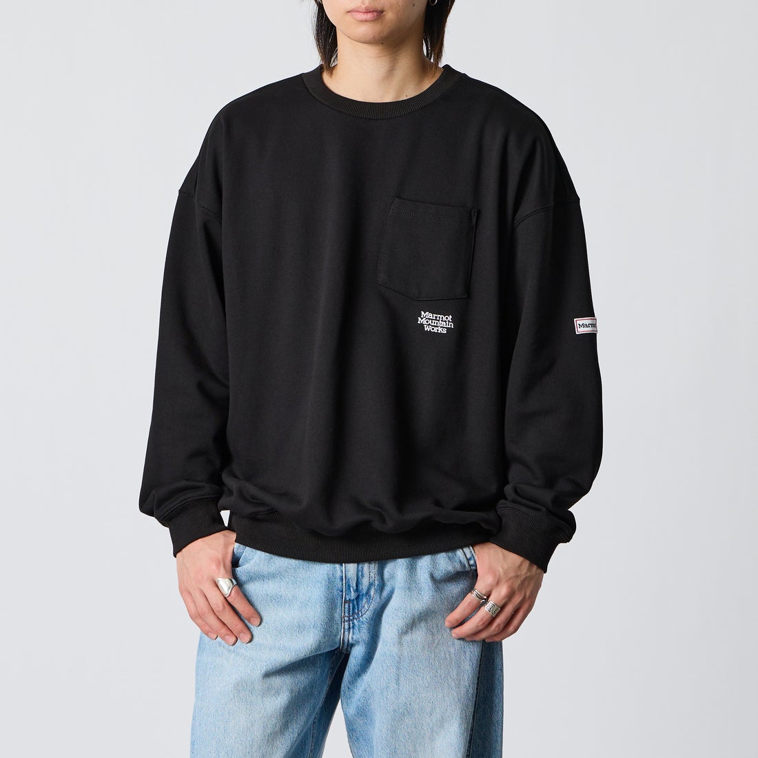 Marmot [マーモット] 別注 ワンポイントロゴ刺繍 ポケットスウェット [MTFW26USW331IN-JF] BLACK &&モデル身長：177cm 着用サイズ：L&&