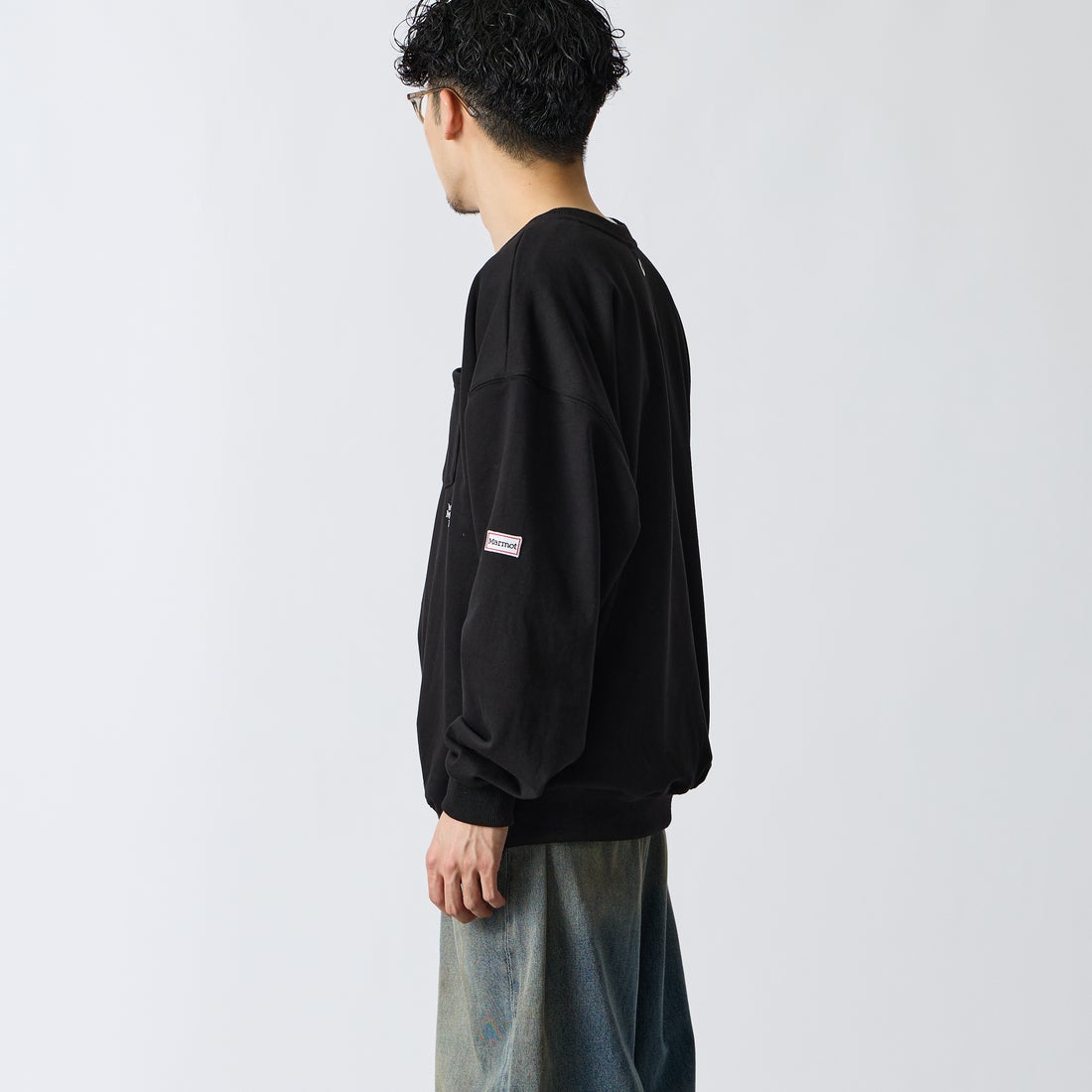 Marmot [マーモット] 別注 ワンポイントロゴ刺繍 ポケットスウェット [MTFW26USW331IN-JF] BLACK &&モデル身長：168cm 着用サイズ：L&&