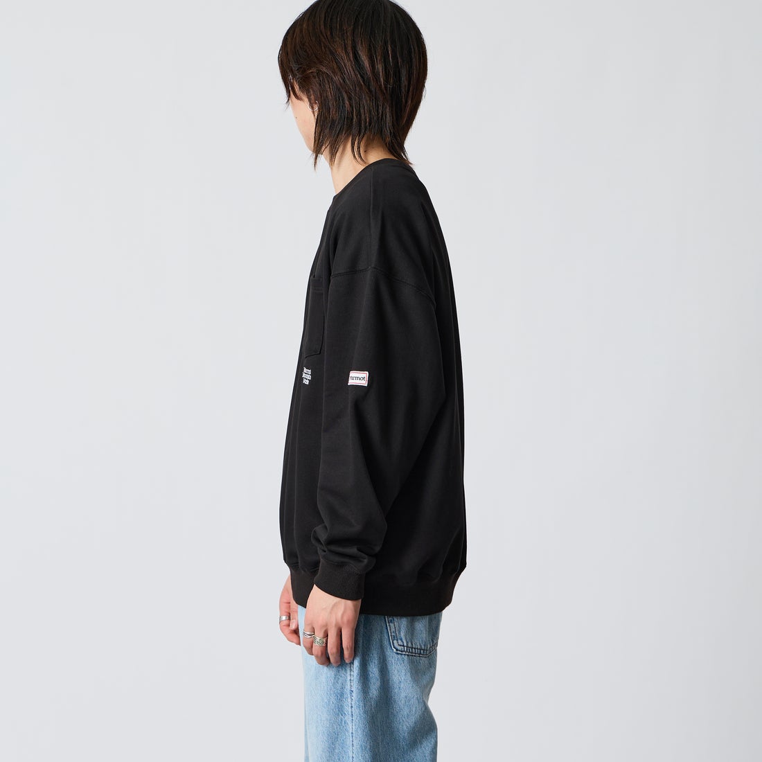 Marmot [マーモット] 別注 ワンポイントロゴ刺繍 ポケットスウェット [MTFW26USW331IN-JF] BLACK &&モデル身長：177cm 着用サイズ：L&&