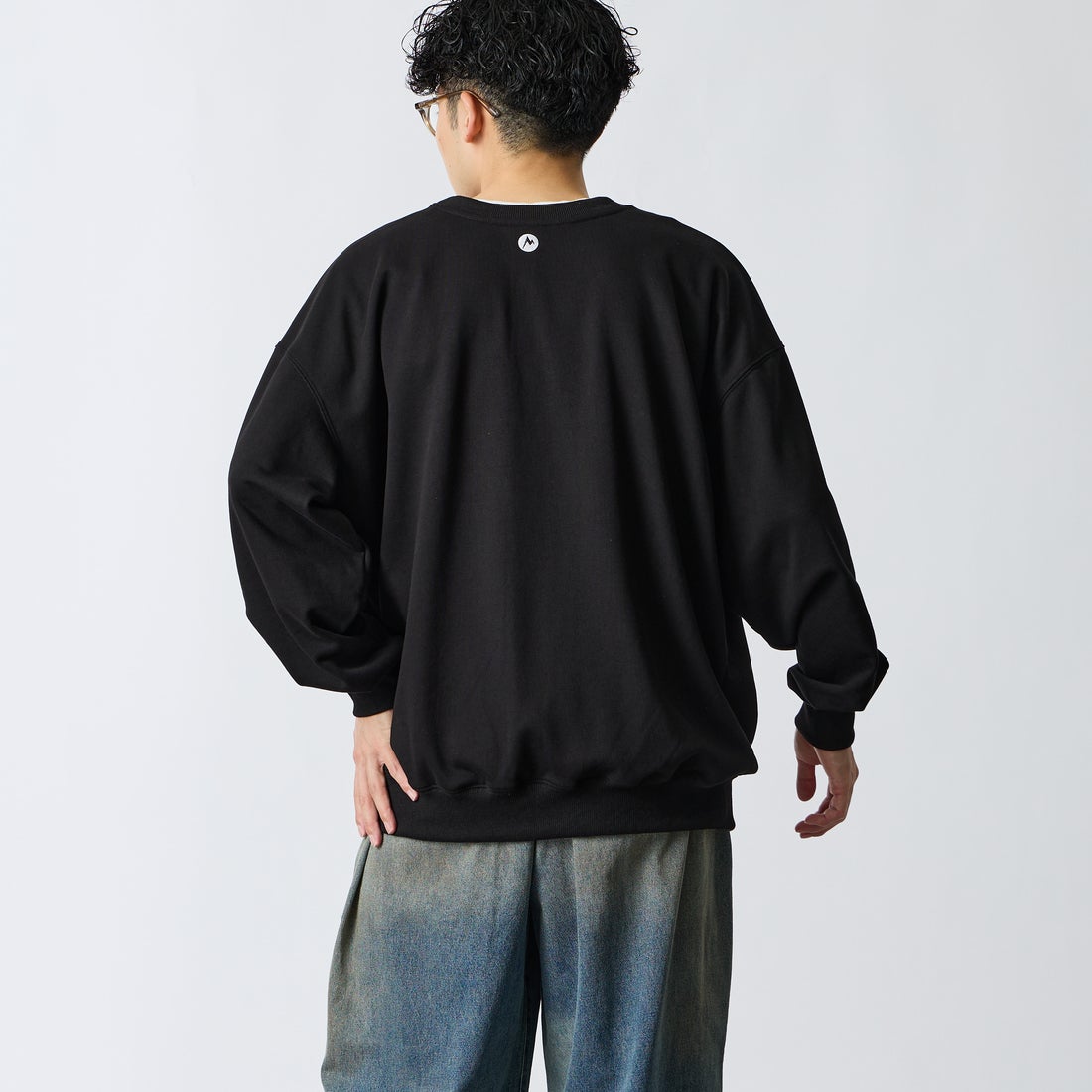 Marmot [マーモット] 別注 ワンポイントロゴ刺繍 ポケットスウェット [MTFW26USW331IN-JF] BLACK &&モデル身長：168cm 着用サイズ：L&&