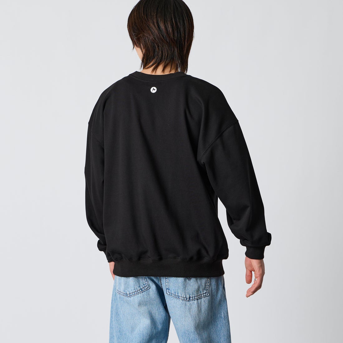 Marmot [マーモット] 別注 ワンポイントロゴ刺繍 ポケットスウェット [MTFW26USW331IN-JF] BLACK &&モデル身長：177cm 着用サイズ：L&&