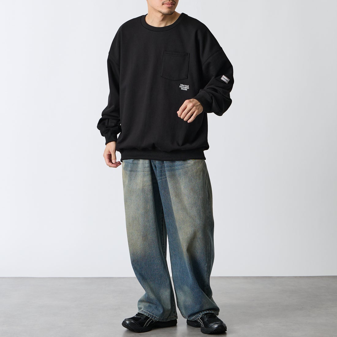 Marmot [マーモット] 別注 ワンポイントロゴ刺繍 ポケットスウェット [MTFW26USW331IN-JF] BLACK &&モデル身長：168cm 着用サイズ：L&&