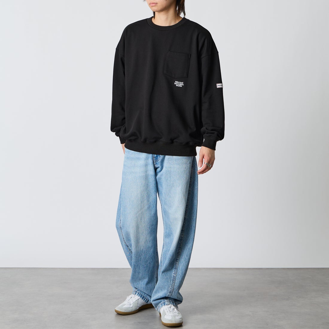 Marmot [マーモット] 別注 ワンポイントロゴ刺繍 ポケットスウェット [MTFW26USW331IN-JF] BLACK &&モデル身長：177cm 着用サイズ：L&&