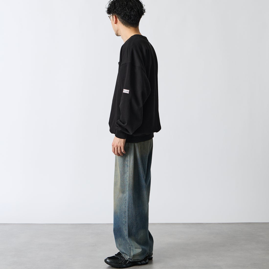 Marmot [マーモット] 別注 ワンポイントロゴ刺繍 ポケットスウェット [MTFW26USW331IN-JF] BLACK &&モデル身長：168cm 着用サイズ：L&&