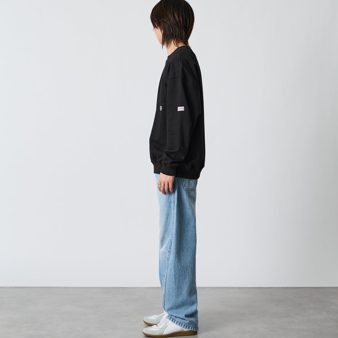 Marmot [マーモット] 別注 ワンポイントロゴ刺繍 ポケットスウェット [MTFW26USW331IN-JF] BLACK &&モデル身長：177cm 着用サイズ：L&&