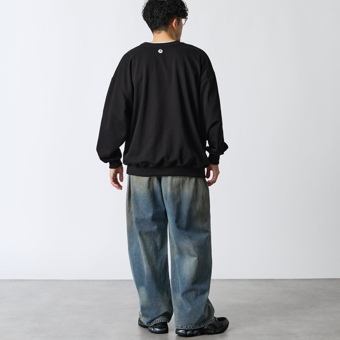 Marmot [マーモット] 別注 ワンポイントロゴ刺繍 ポケットスウェット [MTFW26USW331IN-JF] BLACK &&モデル身長：168cm 着用サイズ：L&&