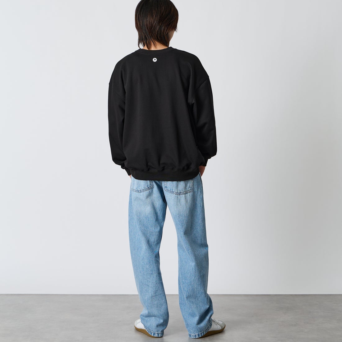 Marmot [マーモット] 別注 ワンポイントロゴ刺繍 ポケットスウェット [MTFW26USW331IN-JF] BLACK &&モデル身長：177cm 着用サイズ：L&&