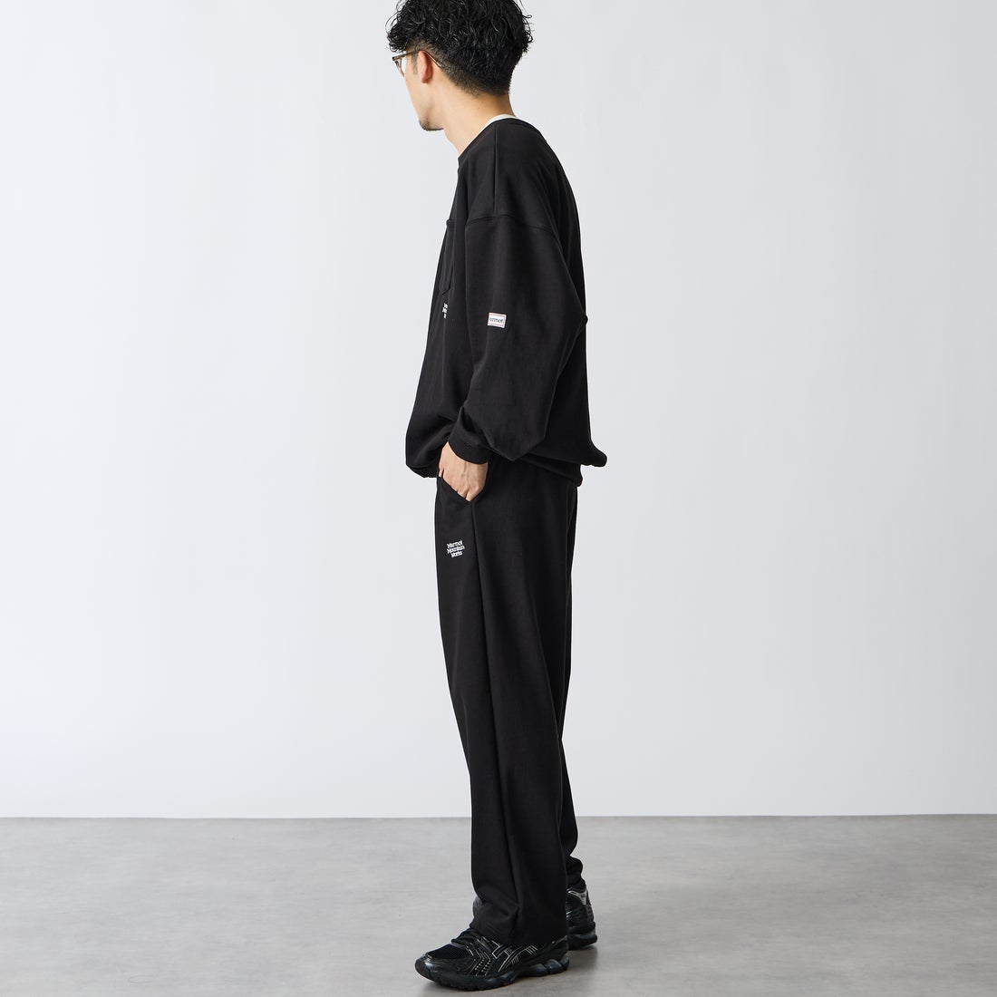 Marmot [マーモット] 別注 ワンポイントロゴ刺繍 ポケットスウェット [MTFW26USW331IN-JF] BLACK &&モデル身長：168cm 着用サイズ：L&&