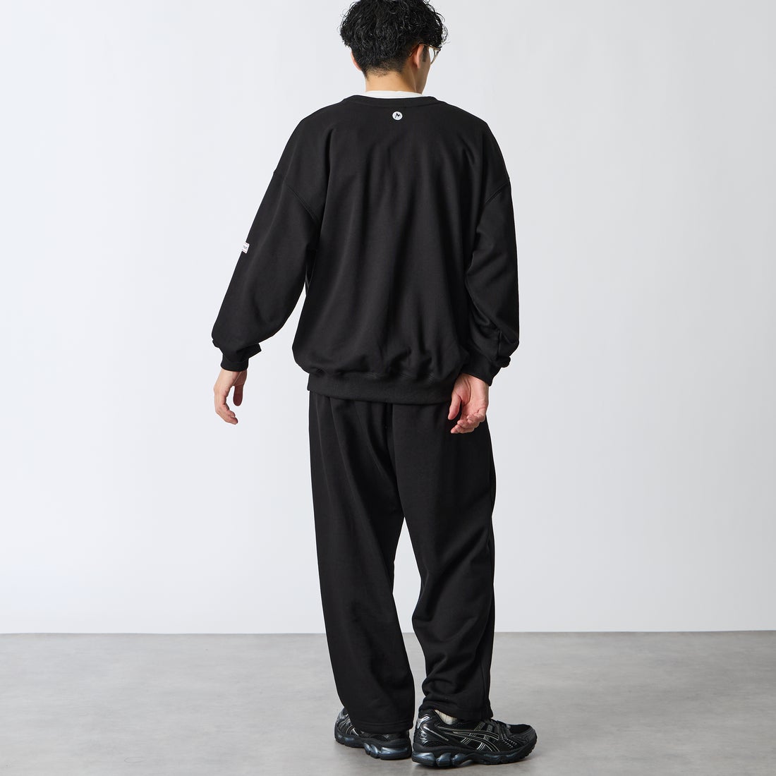 Marmot [マーモット] 別注 ワンポイントロゴ刺繍 ポケットスウェット [MTFW26USW331IN-JF] BLACK &&モデル身長：168cm 着用サイズ：L&&