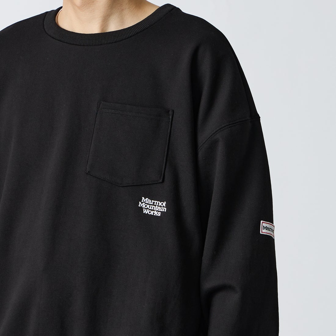 Marmot [マーモット] 別注 ワンポイントロゴ刺繍 ポケットスウェット [MTFW26USW331IN-JF] BLACK &&モデル身長：168cm 着用サイズ：L&&