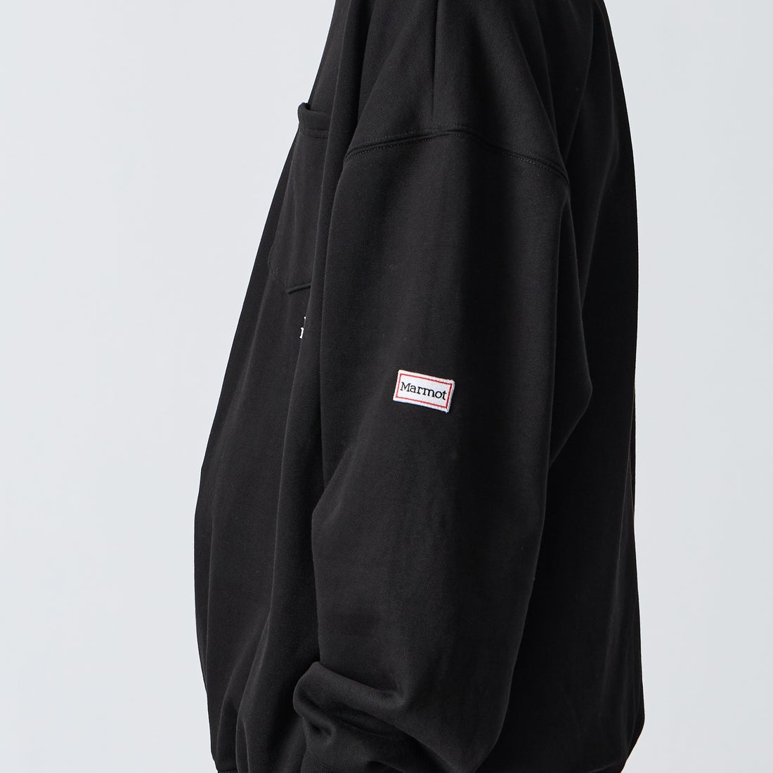 Marmot [マーモット] 別注 ワンポイントロゴ刺繍 ポケットスウェット [MTFW26USW331IN-JF] BLACK &&モデル身長：168cm 着用サイズ：L&&