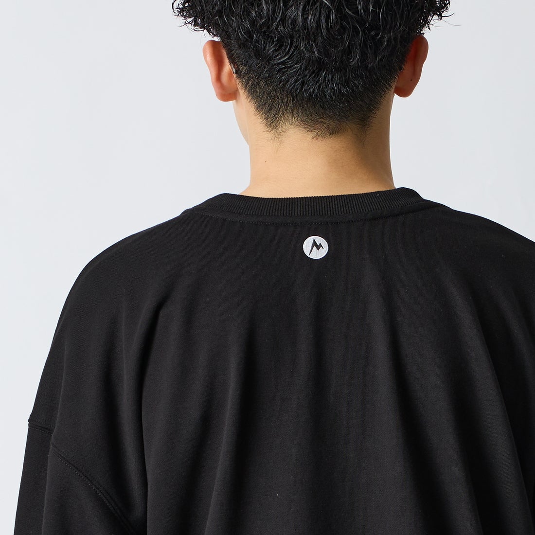 Marmot [マーモット] 別注 ワンポイントロゴ刺繍 ポケットスウェット [MTFW26USW331IN-JF] BLACK &&モデル身長：168cm 着用サイズ：L&&