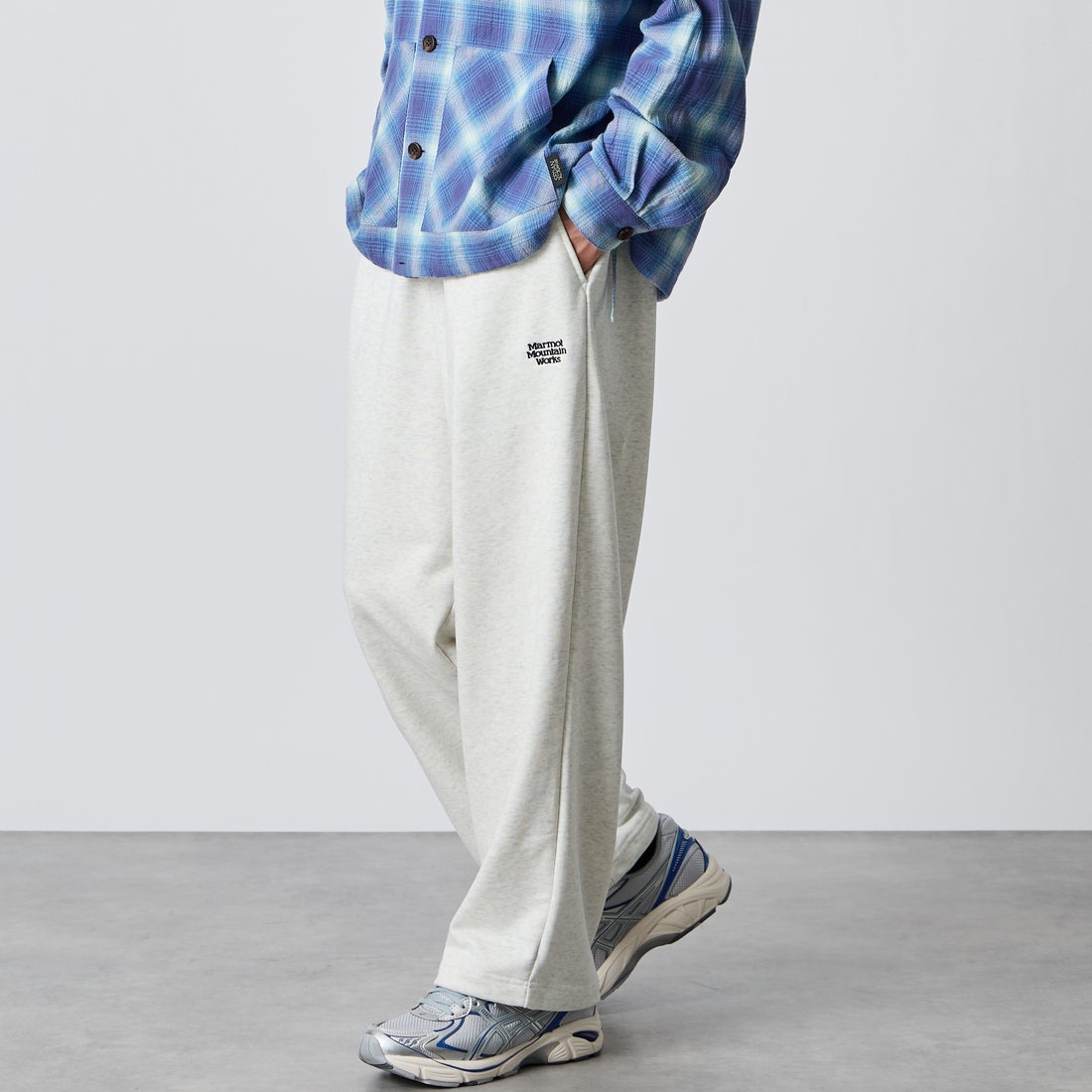 Marmot [マーモット] 別注 ワンポイントロゴ刺繍スウェットパンツ [MTFW26USW335IN-JF] ASH GRAY &&モデル身長：177cm 着用サイズ：L&&