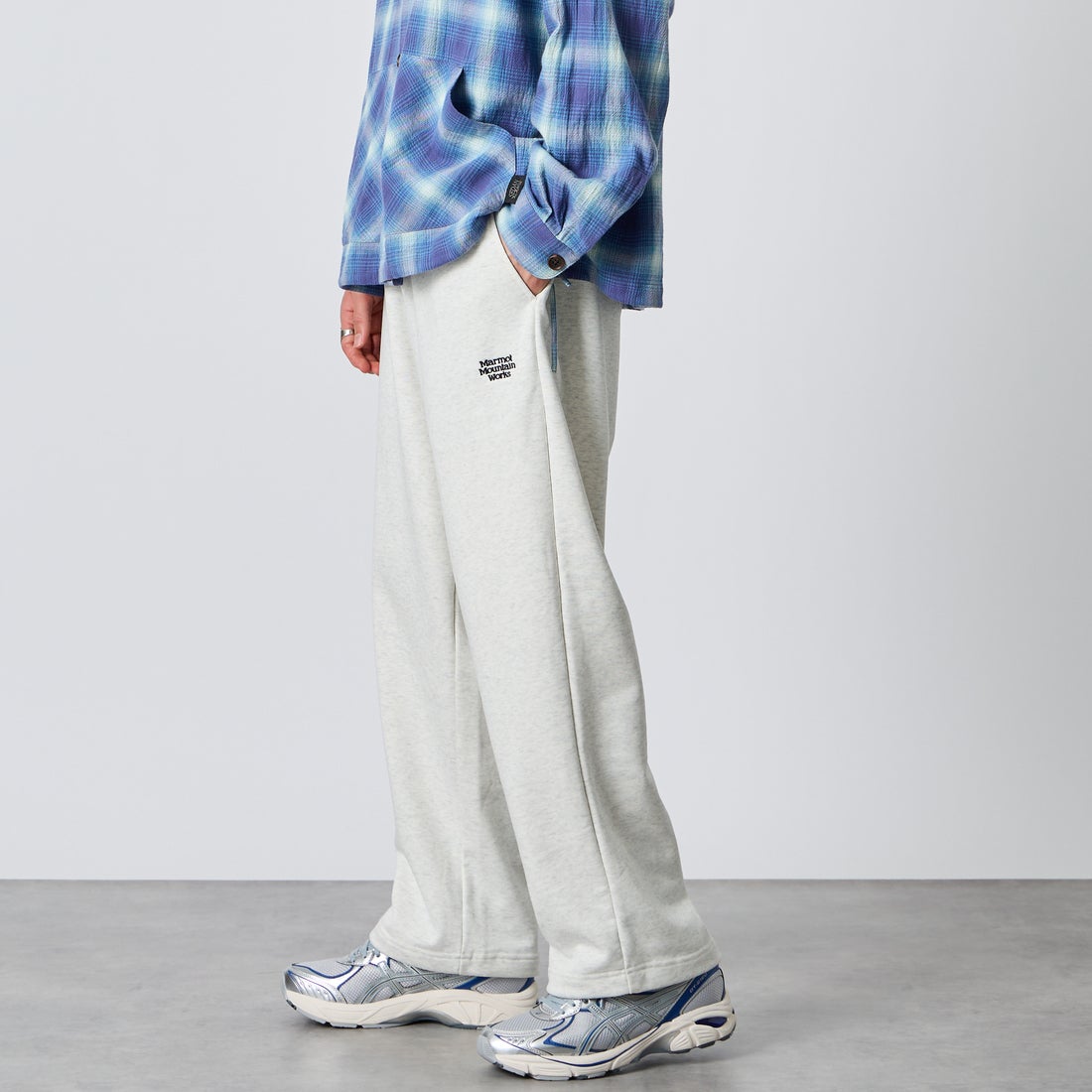Marmot [マーモット] 別注 ワンポイントロゴ刺繍スウェットパンツ [MTFW26USW335IN-JF] ASH GRAY &&モデル身長：177cm 着用サイズ：L&&