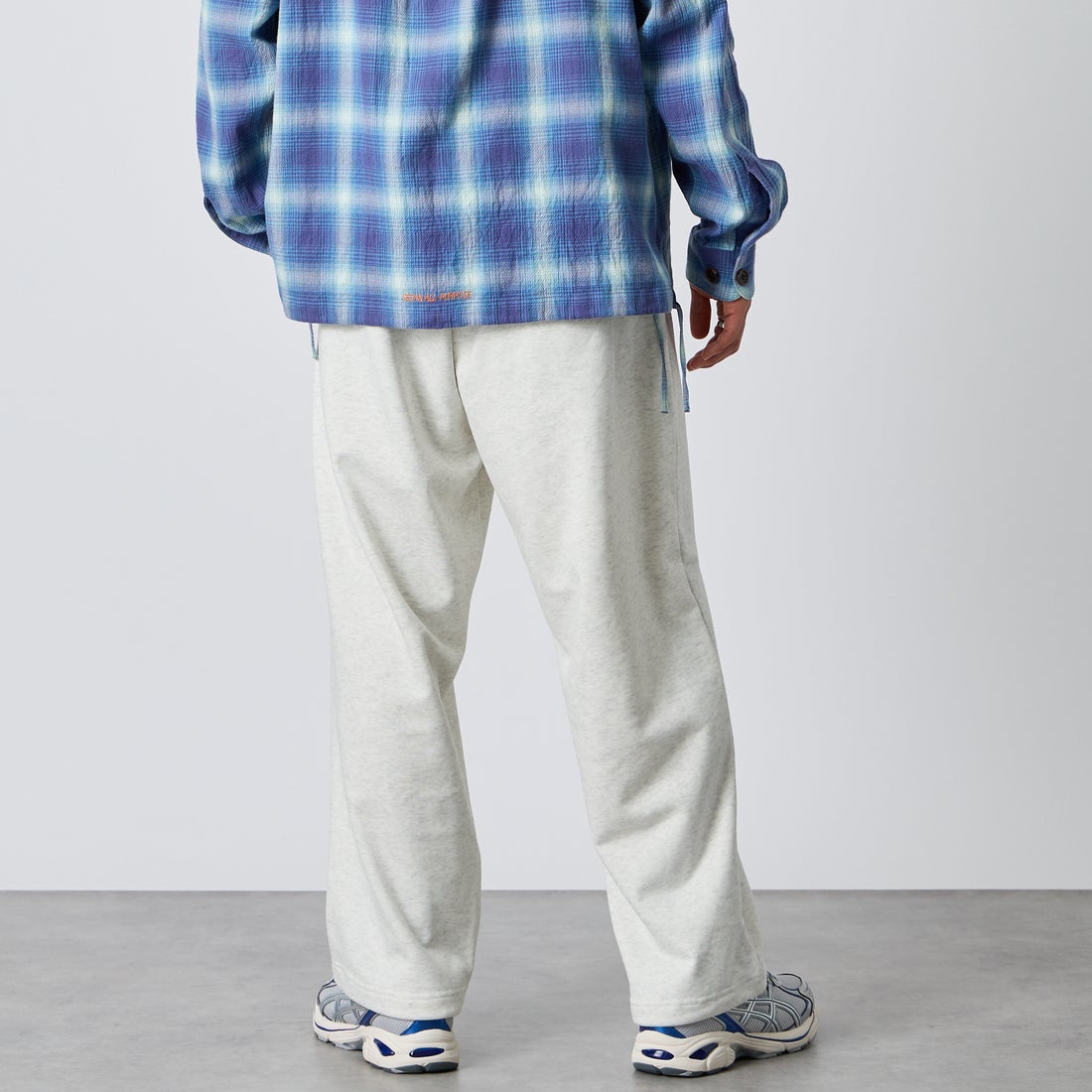 Marmot [マーモット] 別注 ワンポイントロゴ刺繍スウェットパンツ [MTFW26USW335IN-JF] ASH GRAY &&モデル身長：177cm 着用サイズ：L&&