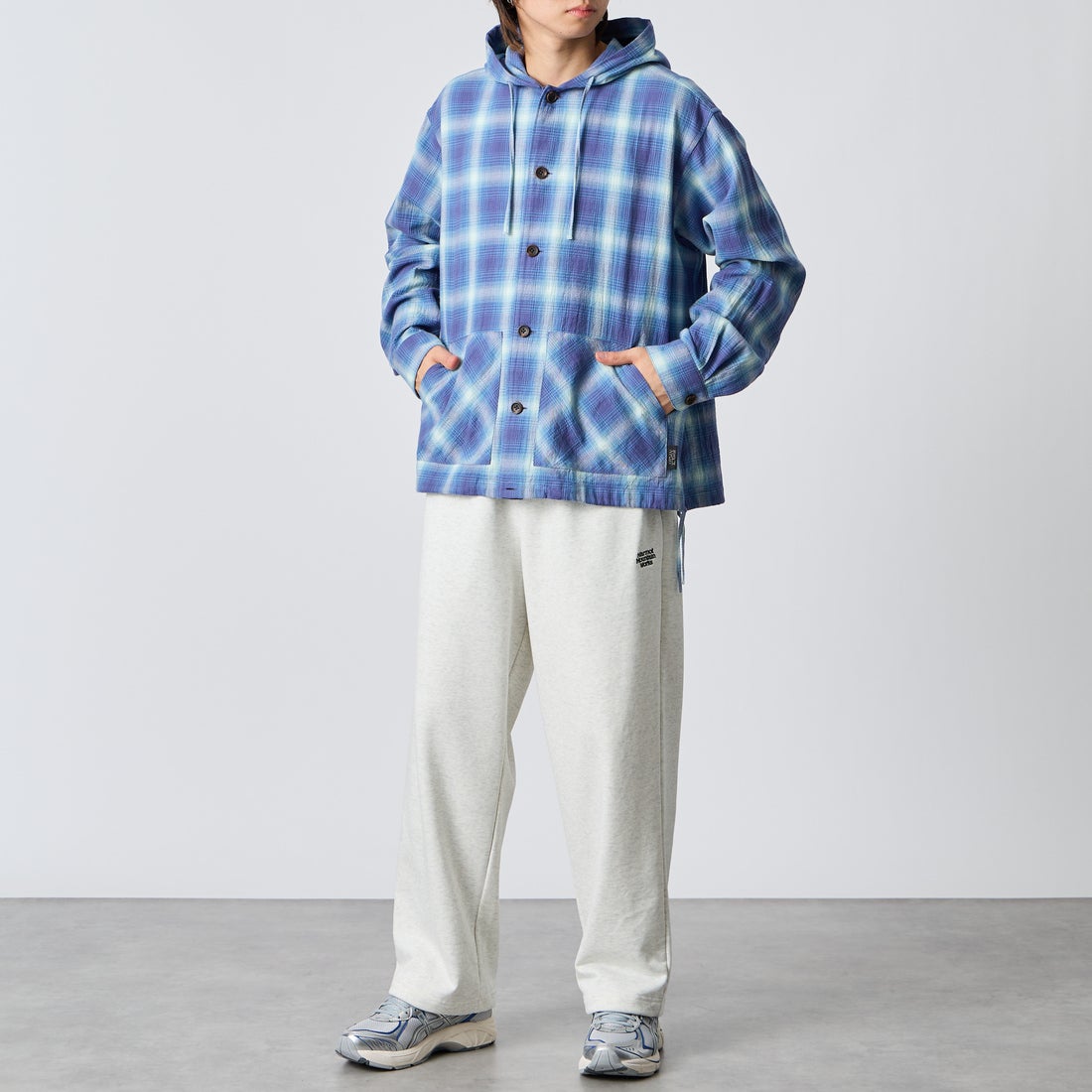Marmot [マーモット] 別注 ワンポイントロゴ刺繍スウェットパンツ [MTFW26USW335IN-JF] ASH GRAY &&モデル身長：177cm 着用サイズ：L&&