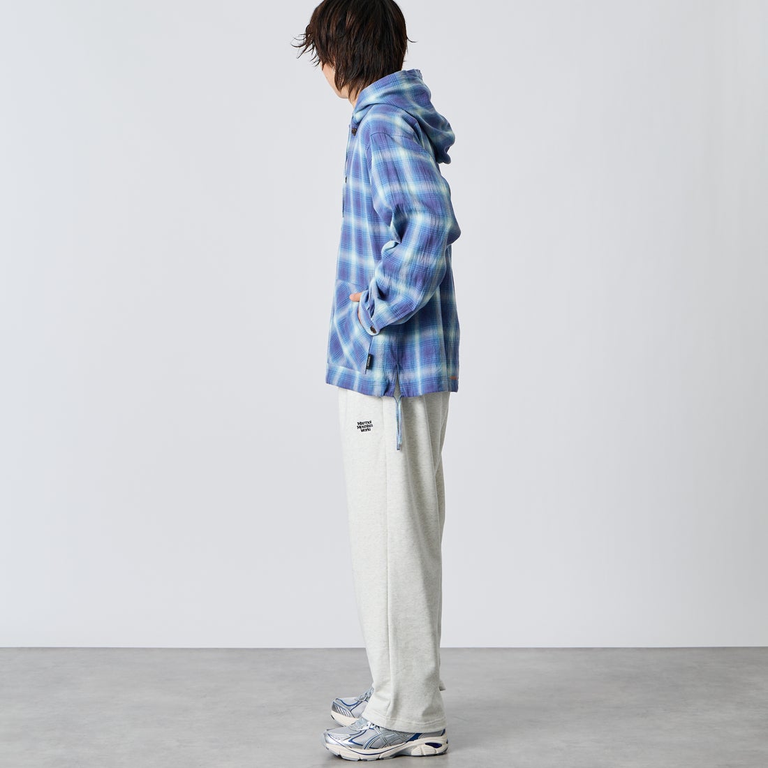 Marmot [マーモット] 別注 ワンポイントロゴ刺繍スウェットパンツ [MTFW26USW335IN-JF] ASH GRAY &&モデル身長：177cm 着用サイズ：L&&