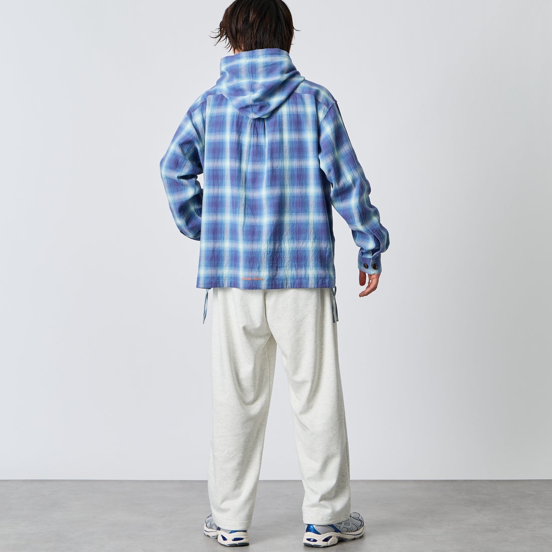 Marmot [マーモット] 別注 ワンポイントロゴ刺繍スウェットパンツ [MTFW26USW335IN-JF] ASH GRAY &&モデル身長：177cm 着用サイズ：L&&