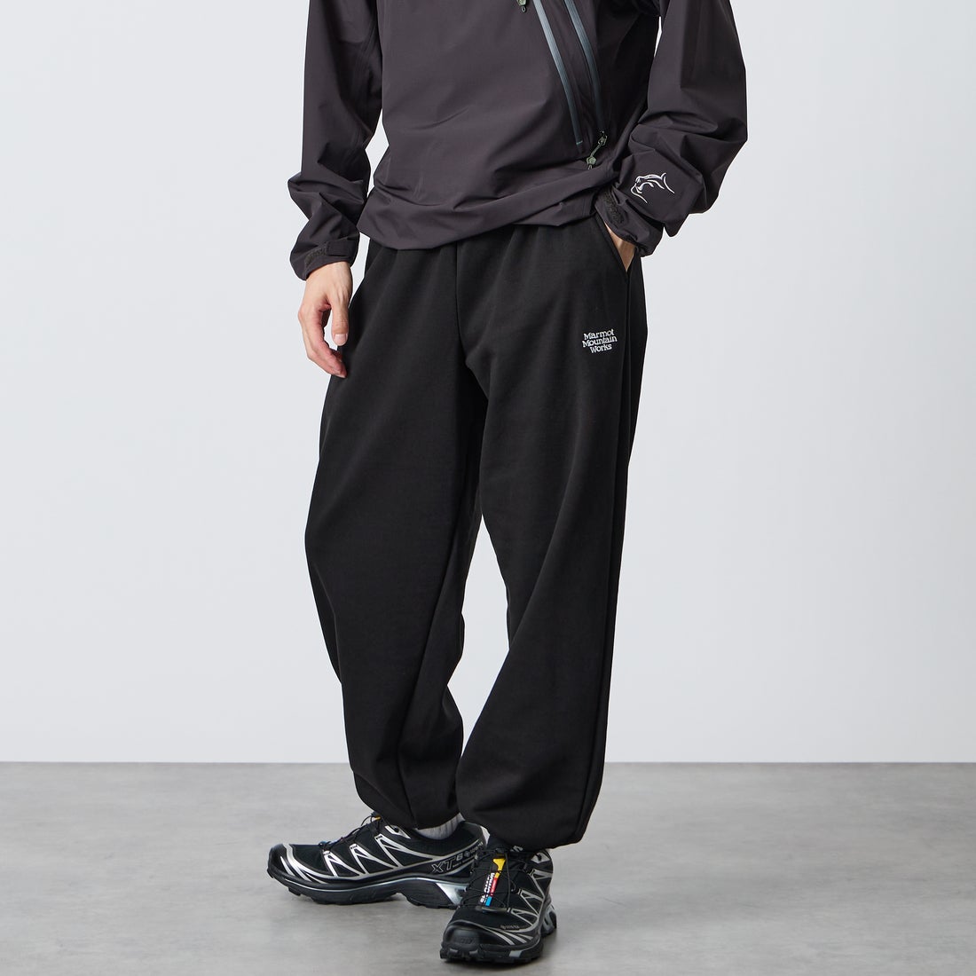 Marmot [マーモット] 別注 ワンポイントロゴ刺繍スウェットパンツ [MTFW26USW335IN-JF] BLACK &&モデル身長：168cm 着用サイズ：M&&