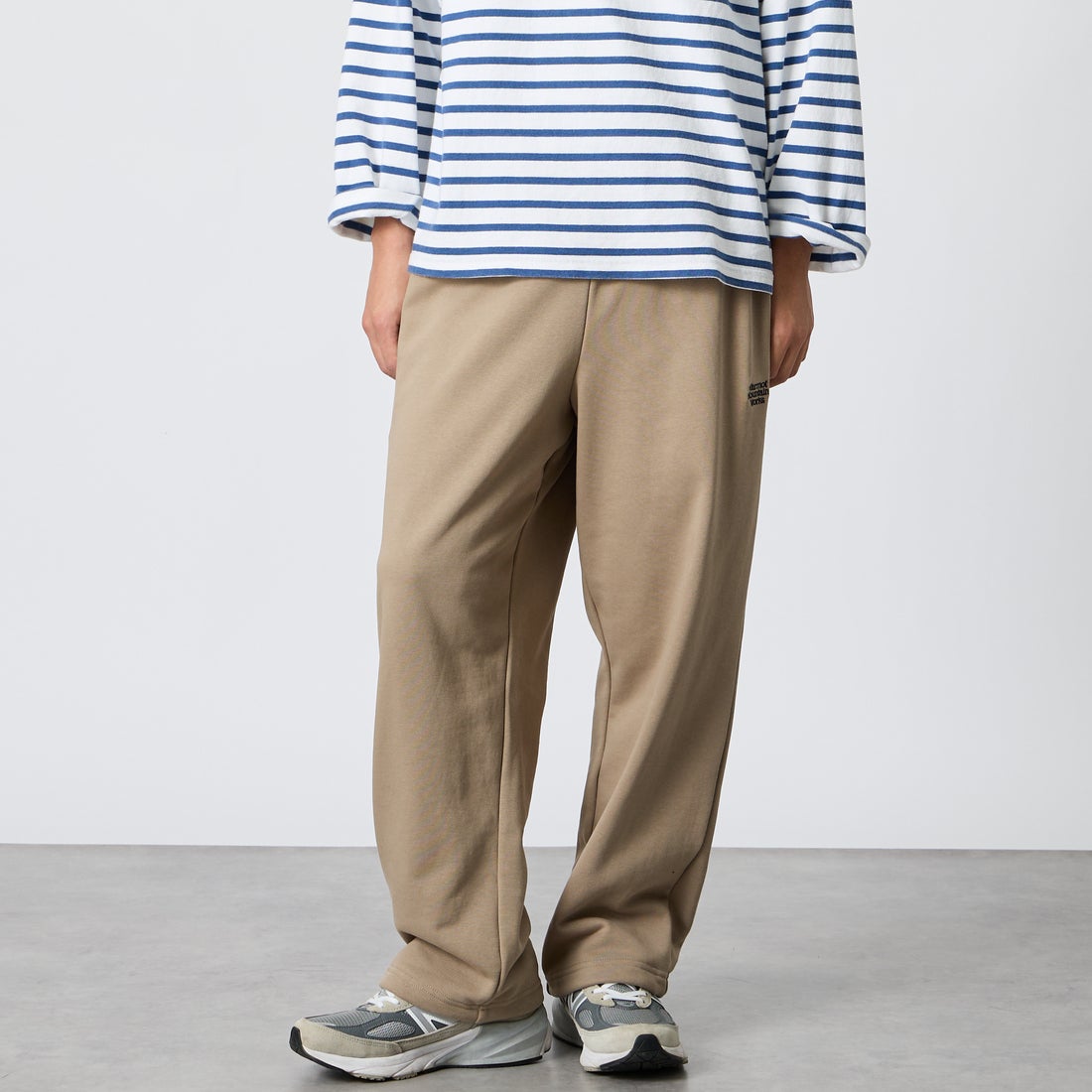Marmot [マーモット] 別注 ワンポイントロゴ刺繍スウェットパンツ [MTFW26USW335IN-JF] BEIGE &&モデル身長：175cm 着用サイズ：M&&