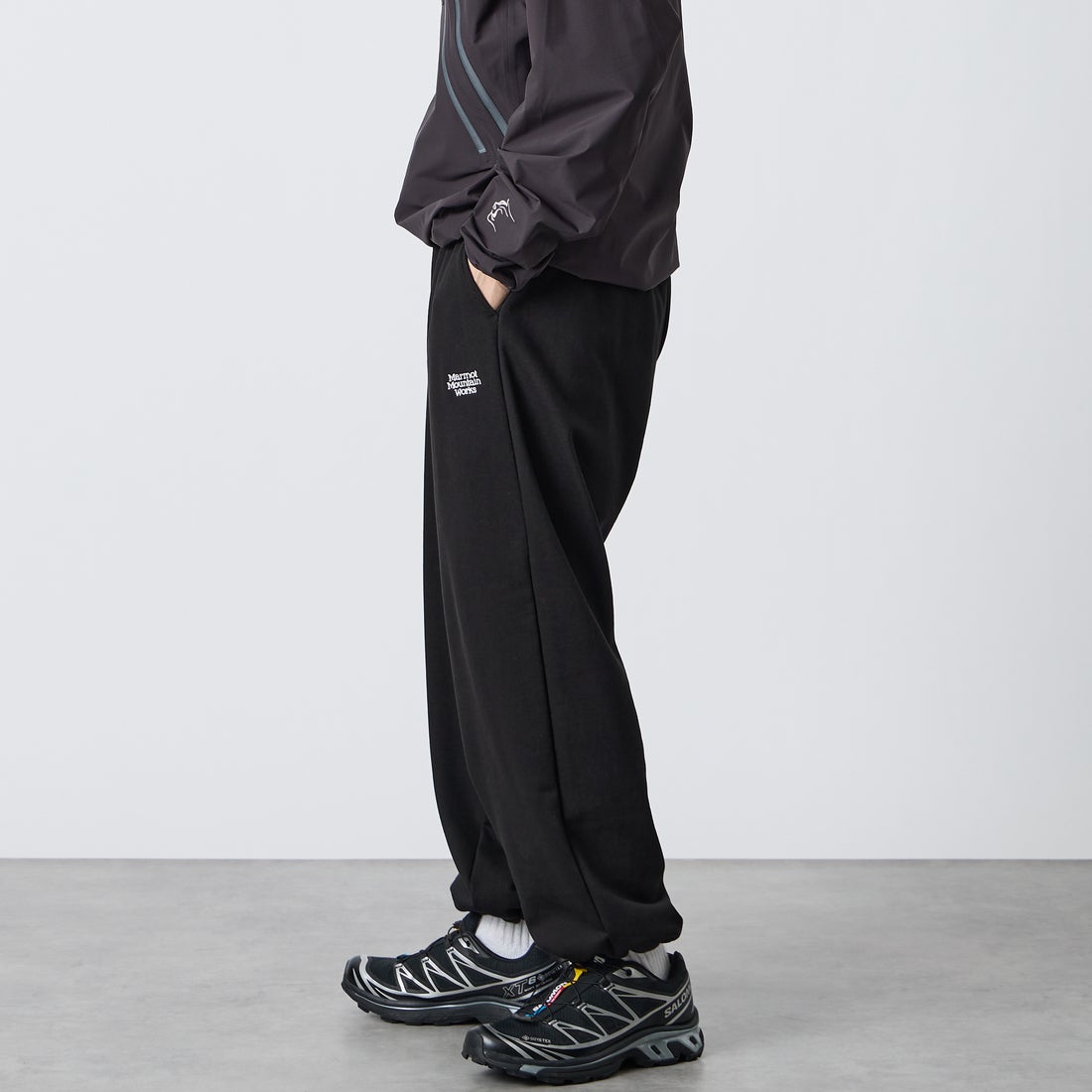 Marmot [マーモット] 別注 ワンポイントロゴ刺繍スウェットパンツ [MTFW26USW335IN-JF] BLACK &&モデル身長：168cm 着用サイズ：M&&