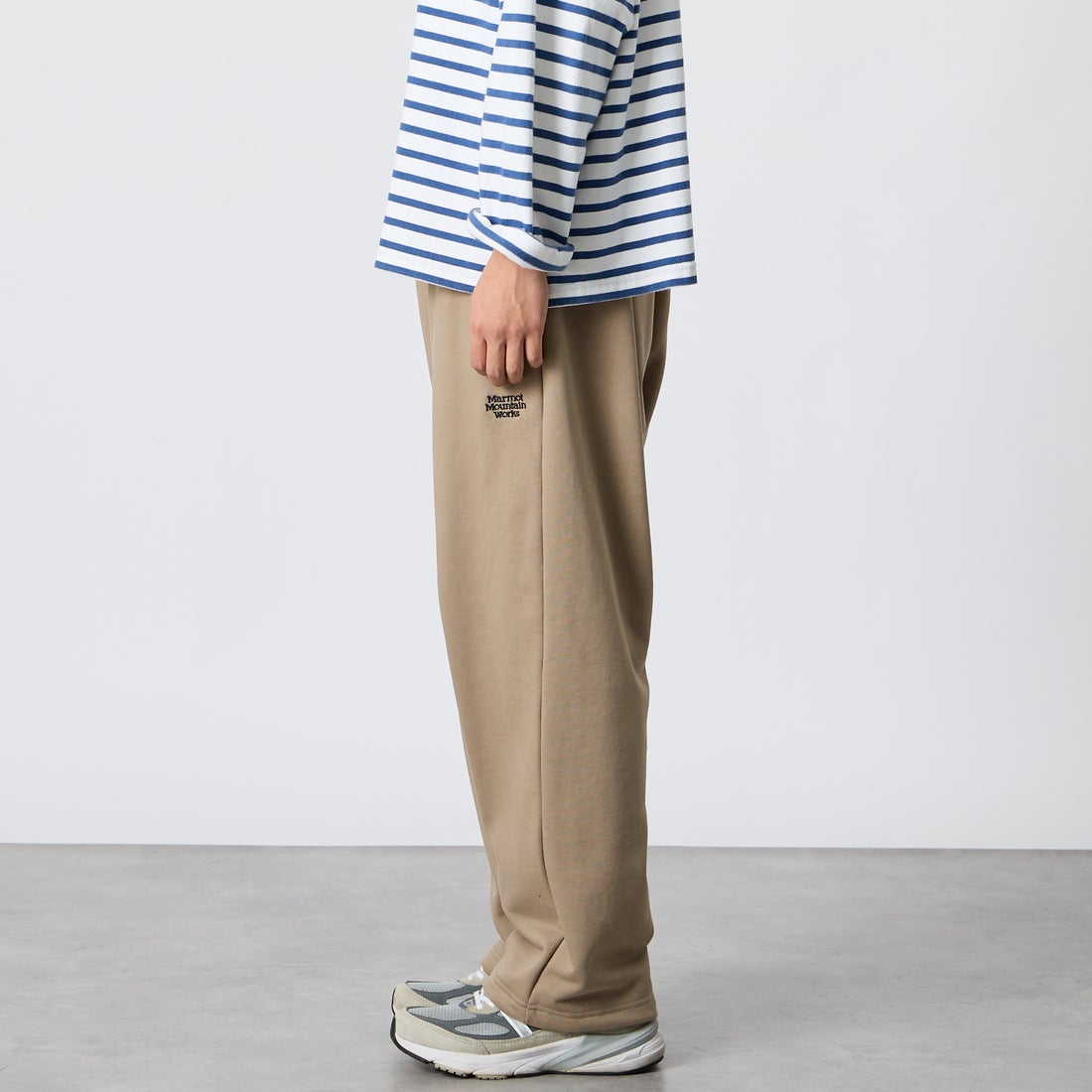 Marmot [マーモット] 別注 ワンポイントロゴ刺繍スウェットパンツ [MTFW26USW335IN-JF] BEIGE &&モデル身長：175cm 着用サイズ：M&&