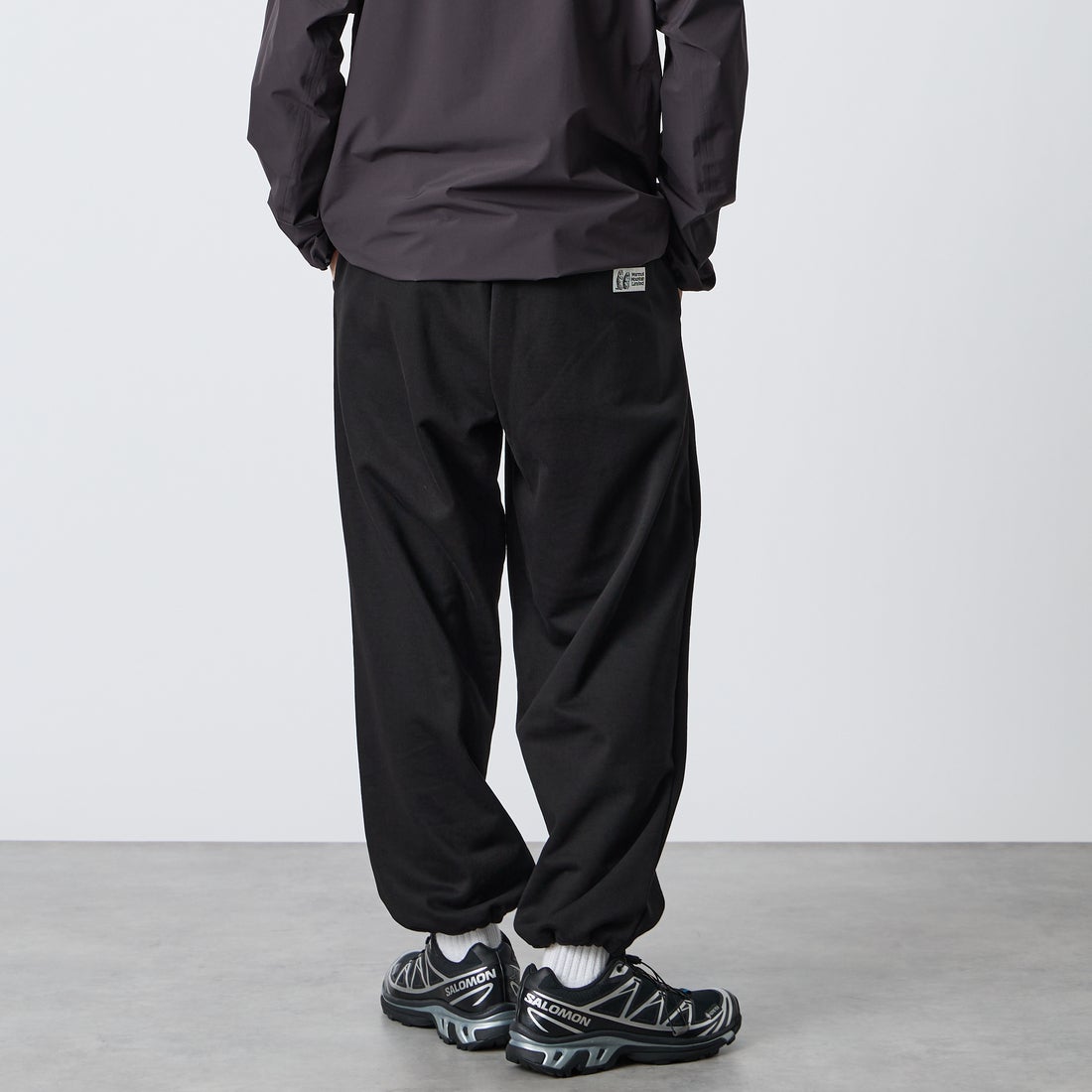 Marmot [マーモット] 別注 ワンポイントロゴ刺繍スウェットパンツ [MTFW26USW335IN-JF] BLACK &&モデル身長：168cm 着用サイズ：M&&