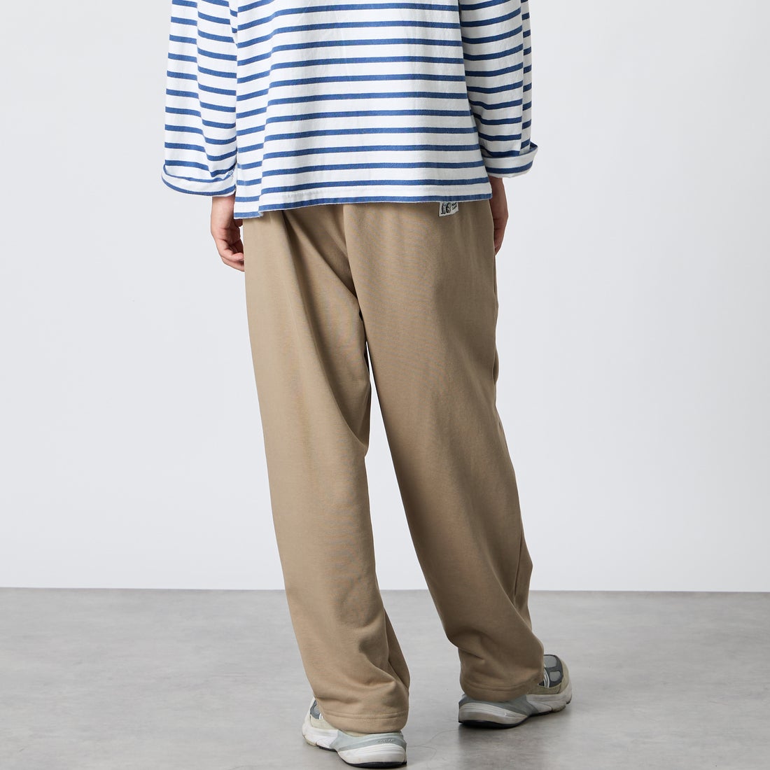 Marmot [マーモット] 別注 ワンポイントロゴ刺繍スウェットパンツ [MTFW26USW335IN-JF] BEIGE &&モデル身長：175cm 着用サイズ：M&&