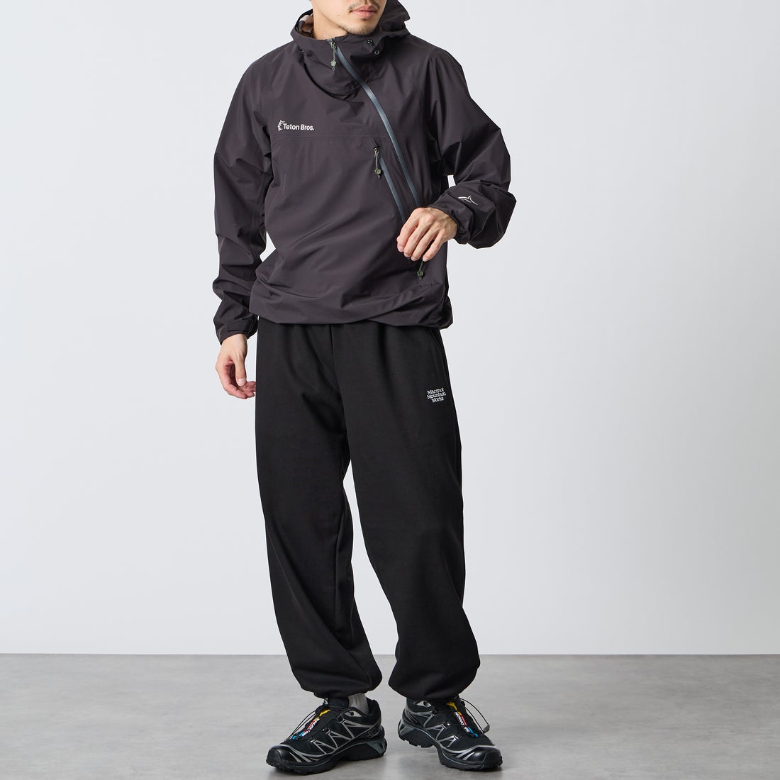 Marmot [マーモット] 別注 ワンポイントロゴ刺繍スウェットパンツ [MTFW26USW335IN-JF] BLACK &&モデル身長：168cm 着用サイズ：M&&