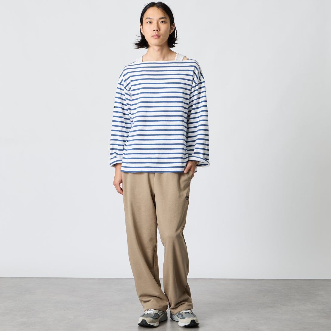 Marmot [マーモット] 別注 ワンポイントロゴ刺繍スウェットパンツ [MTFW26USW335IN-JF] BEIGE &&モデル身長：175cm 着用サイズ：M&&