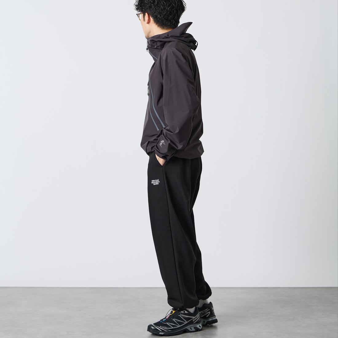 Marmot [マーモット] 別注 ワンポイントロゴ刺繍スウェットパンツ [MTFW26USW335IN-JF] BLACK &&モデル身長：168cm 着用サイズ：M&&