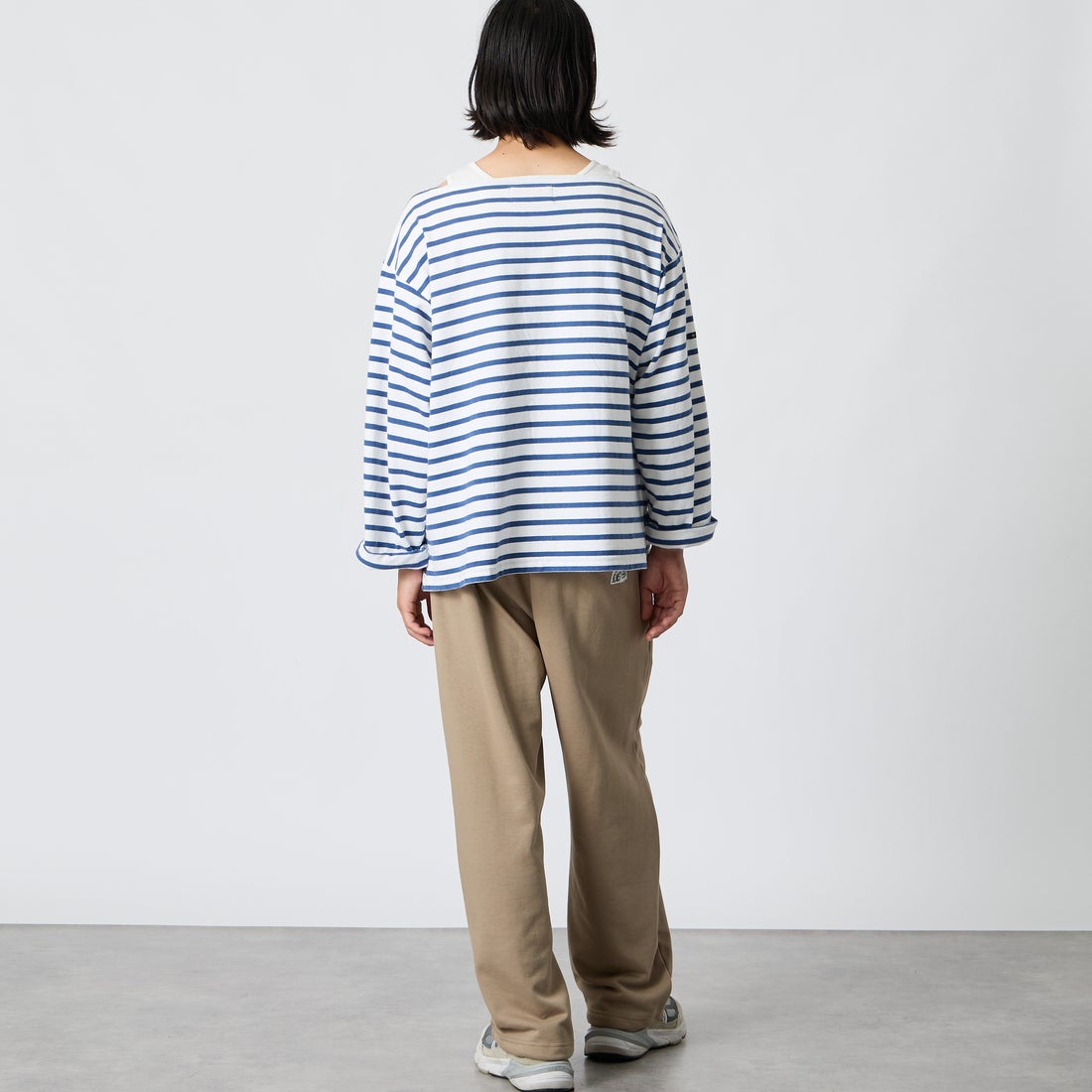 Marmot [マーモット] 別注 ワンポイントロゴ刺繍スウェットパンツ [MTFW26USW335IN-JF] BEIGE &&モデル身長：175cm 着用サイズ：M&&