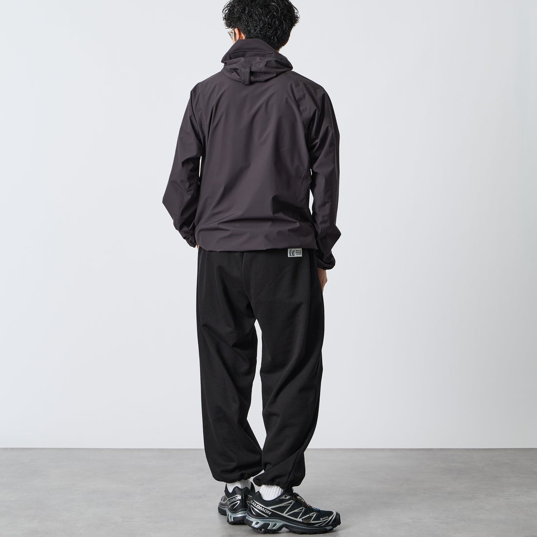 Marmot [マーモット] 別注 ワンポイントロゴ刺繍スウェットパンツ [MTFW26USW335IN-JF] BLACK &&モデル身長：168cm 着用サイズ：M&&