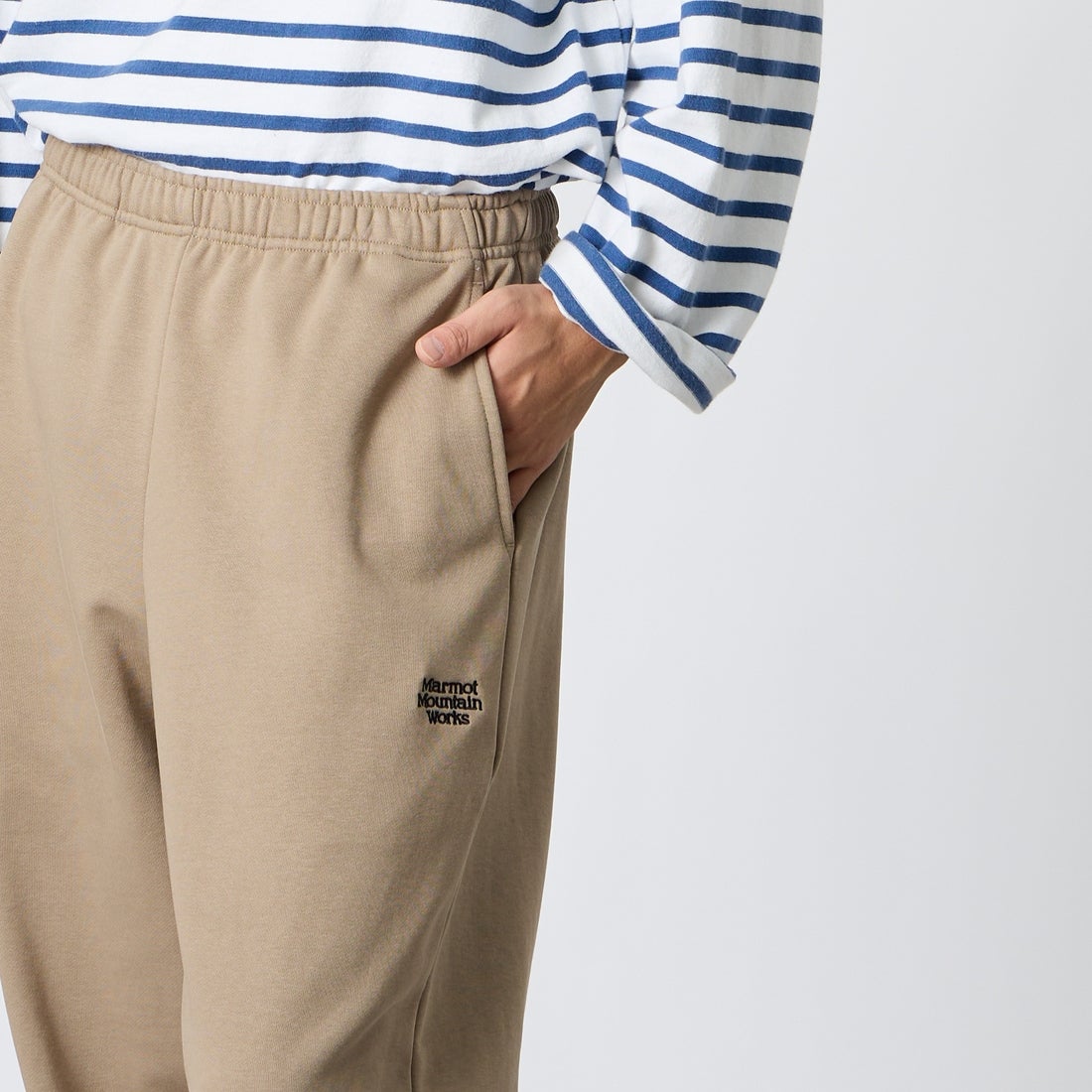 Marmot [マーモット] 別注 ワンポイントロゴ刺繍スウェットパンツ [MTFW26USW335IN-JF] BEIGE &&モデル身長：175cm 着用サイズ：M&&
