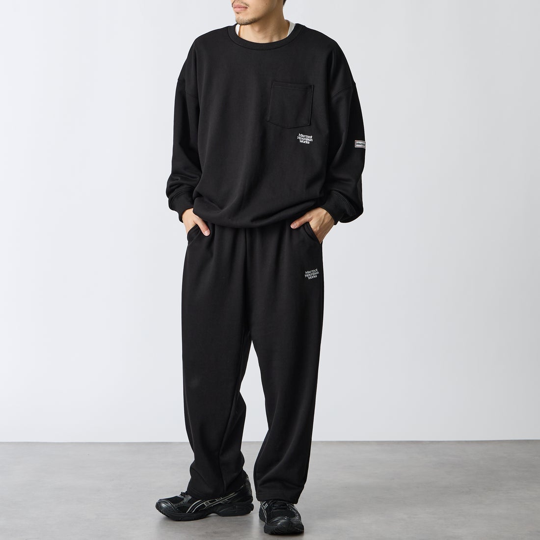 Marmot [マーモット] 別注 ワンポイントロゴ刺繍スウェットパンツ [MTFW26USW335IN-JF] BLACK &&モデル身長：168cm 着用サイズ：M&&