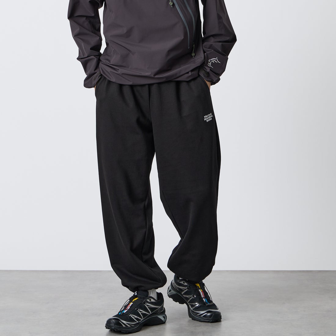 Marmot [マーモット] 別注 ワンポイントロゴ刺繍スウェットパンツ [MTFW26USW335IN-JF] BLACK &&モデル身長：168cm 着用サイズ：M&&